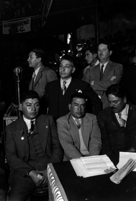 Funcionarios durante un mitin político en un auditorio