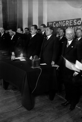Lázaro Cárdenas tomando protesta durante el VII Congreso Científico Americano