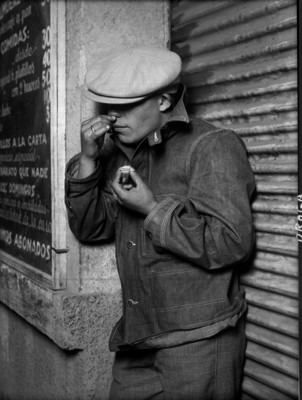 Hombre usa droga fuera de un negocio