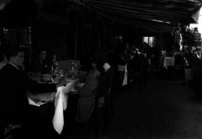 Comensales en la terraza del restaurante del Gran Hotel