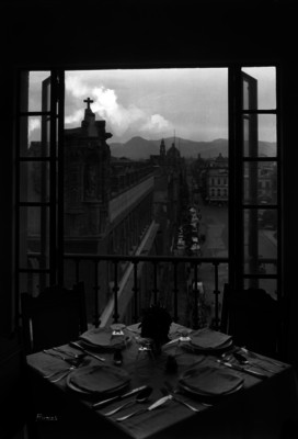 Zócalo y calle 5 de Febrero vistos desde ventana del restaurante del Gran Hotel