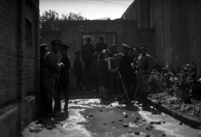 Presos y policías en el patio de una prisión