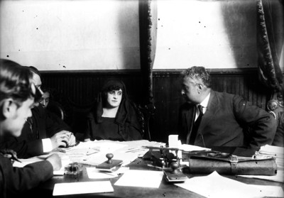 Luz González conversando con individuos