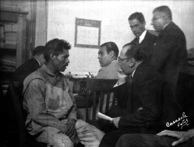 Abogados interrogando a un hombre