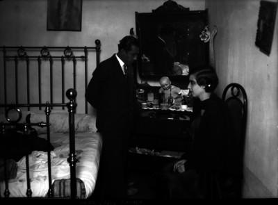 María Teresa de Landa conversando con el juez Jesús Zavala en una recámara