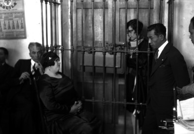 Jesús Zavala interrogando a una mujer frente a María Teresa de Landa