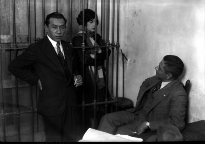Jesús Zavala y otro hombre interrogando a María Teresa de Landa en una celda
