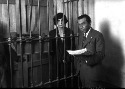 Jesús Zavala, juez, interrogando a María Teresa de Land en un juzgadoa