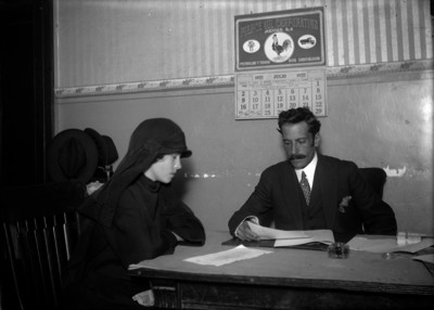 María del Pilar Moreno conversando con un abogado