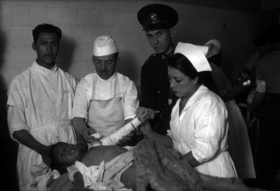 Médicos atendiendo a un niño herido