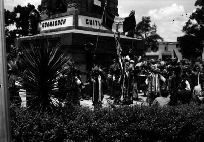 Danzantes durante una ceremonia al pie del monumento a Cuauhtémoc en Paseo de la Reforma