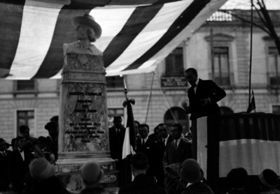 Hombre pronuncia discurso durante homenaje ante el monumento a Giuseppe Garibaldi
