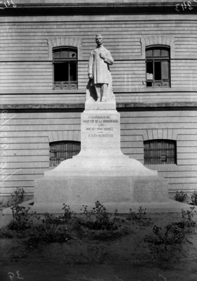Monumento a José María Pino Suárez frente a la prisión de Lecumberri