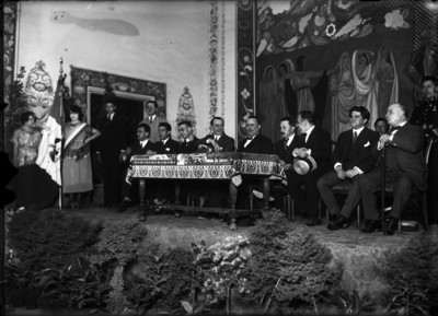 Alvaro Obregón y comitiva presidiendo una ceremonia