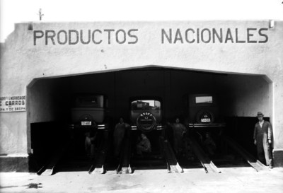 Obreros en un taller de servicio autoeléctrico