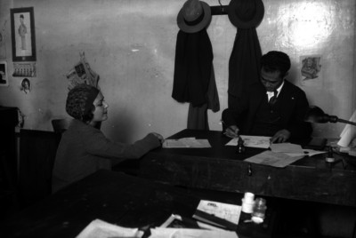 Carlos Inclán conversando con una mujer