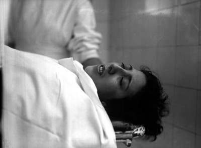 Cadáver de una mujer en una plancha de un anfiteatro