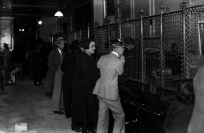 Gente frente a las cajas de un banco