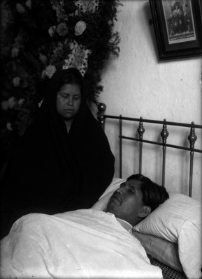 Mujer observando a un cadáver durante su velorio