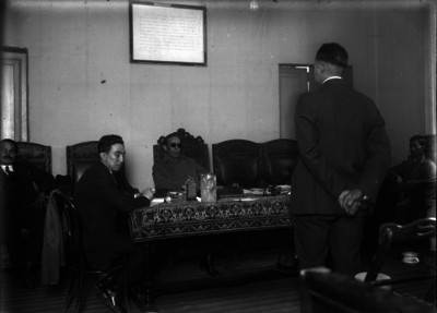 Abogado dialogando con jurados durante un juicio