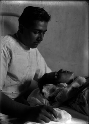 Médico forense revisando el cadáver de una mujer
