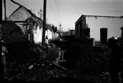 Obras de drenaje en una calle de "Xochimilco"