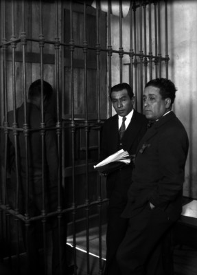 Jesús Zavala y ministerio público interrogando a un detenido en un juzgado