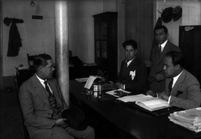 Jesús Zavala y miembros del ministerio público tomando la declaración de un hombre