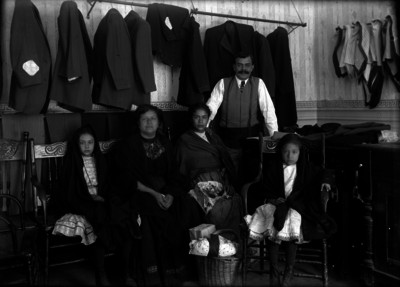 Mujeres, niña y hombre en una sastrería