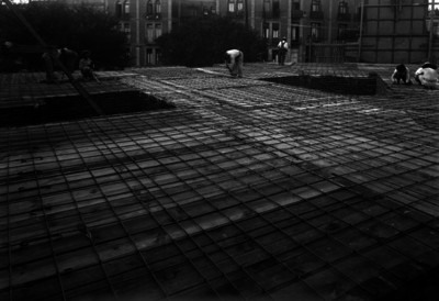 Trabajadores de la construcción preparan estructura para colado en un edificio en proceso