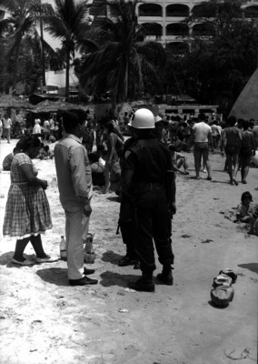 Militares dialogando con un individuo en la playa de caleta