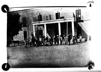Ingenieros topógrafos con equipo frente a un edificio, retrato de grupo