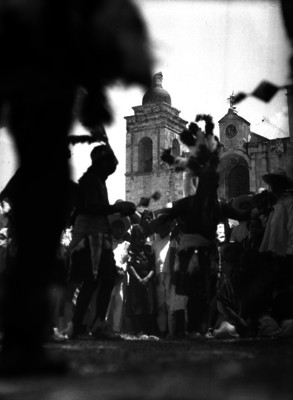 Individuos ejecutando una danza mixteca en el átrío de una iglesia