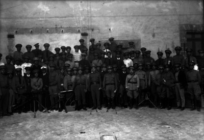 Militares con artillería en la fábrica de armas Maestranza, retrato de grupo