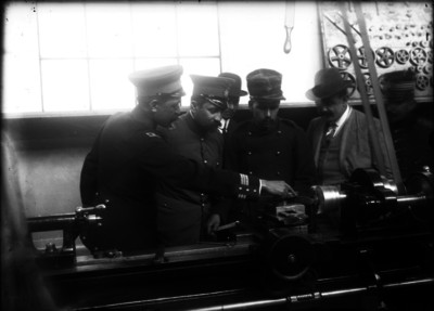 Militares y funcionarios visitando la fábrica de armas Maestranza