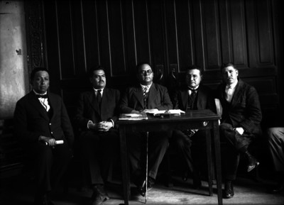 Miembros de una mesa directiva, presidiendo una reunión