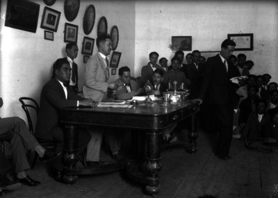Hombre leyendo un documento durante una asamblea