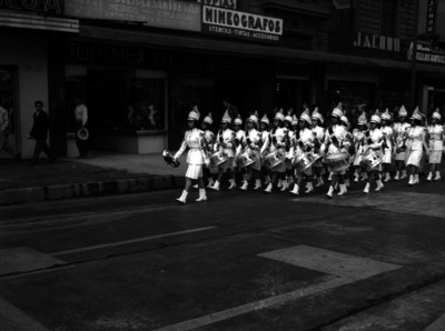 Escolta femenil de una confederación obrera desfilando en 1° de mayo