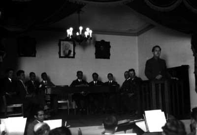 Orador pronunciando un discurso durante una asamblea