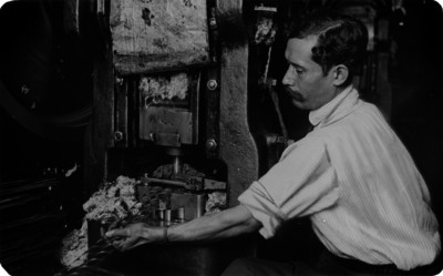 Trabajador realiza acuñación en la Casa de Moneda