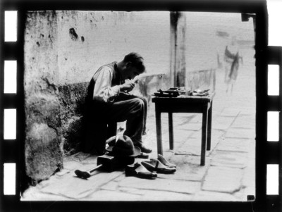 Zapatero trabajando en la calle