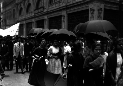 Obreros durante el desfile del 1° de mayo