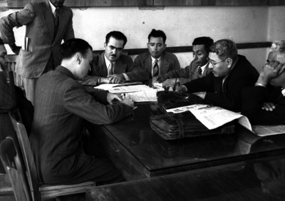 Líderes sindicales conversando con un ejecutivo en una oficina
