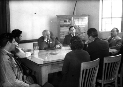 Jefes y empleados de una fábrica conversando durante una reunión