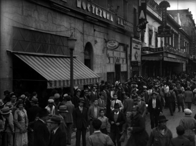 Manifestación obrera en una calle de la ciudad