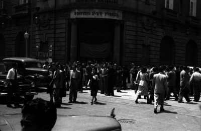Electricistas en huelga frente al edificio de Luz y Fuerza