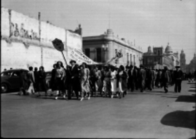 Trabajadores pertenecientes a distintos sindicatos durante un desfile de 1° de mayo