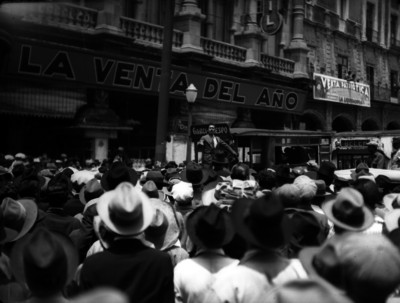 Orador hablando ante trabajadores en una calle