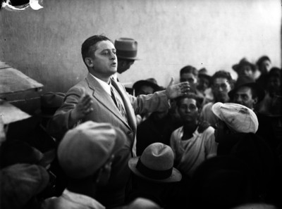 Líder hablando ante obreros