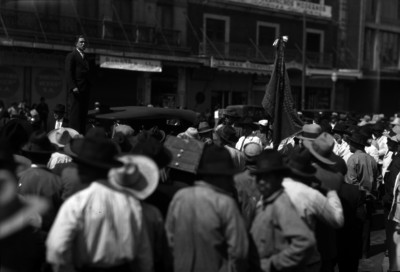 Líder pronucniando un discurso en un mitin